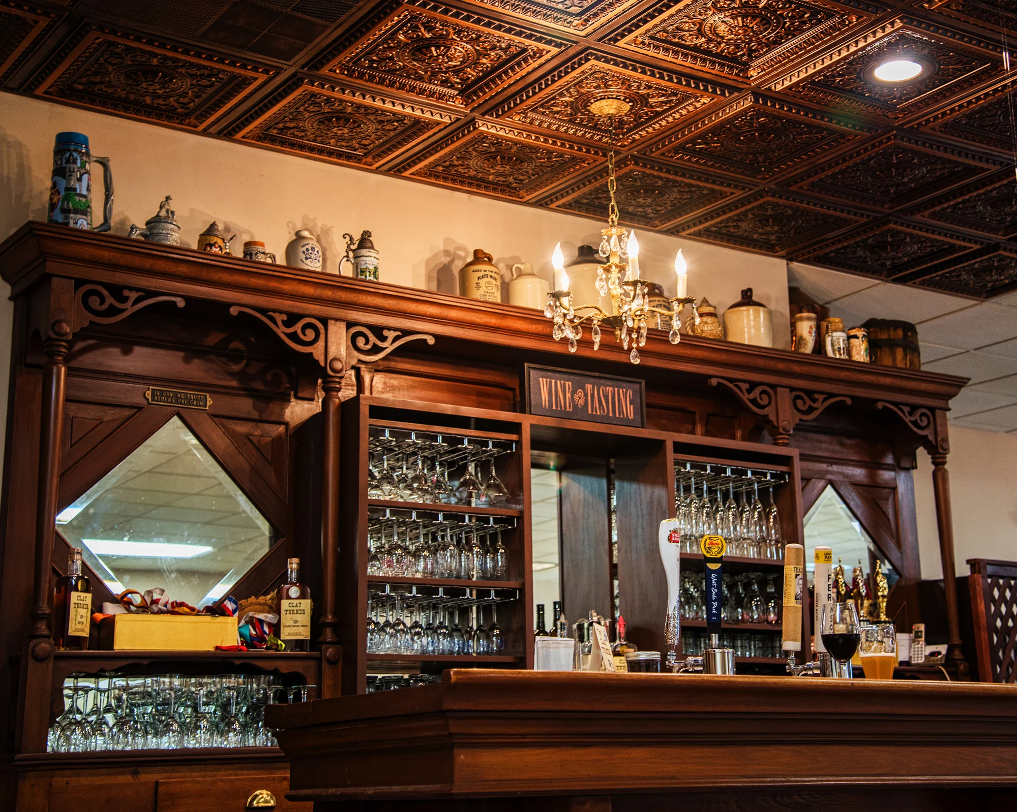 Valiant Vineyards tasting room bar